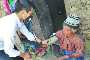 ज्येष्ठ नागरिकको घरदैलोमै पुगेर निःशुल्क उपचार