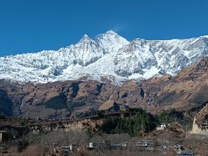 हिमपात नभएपछि हिमालमा हिउँ पातलिँदै