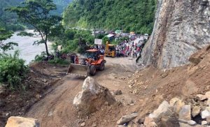 सुक्खा पहिरोले पृथ्वी राजमार्ग अवरुद्ध