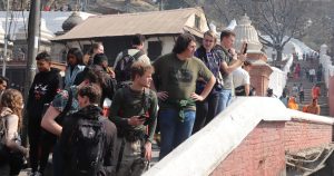 पशुपतिनाथमा विदेशी पर्यटककाे ओइराे