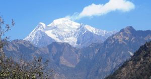 हिमपातकाे नभएपछि कालापत्थर बनिरहेकाे धाैलागिरि हिमाल