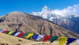 खुमइडाँडाको पृष्ठभूमिमा माछापुच्छ्रे