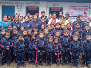 संखुवासभाको होक्से र खप्टुवा स्कुलका बालबालिका शैक्षिक सामाग्री र स्कुल ड्रेस पाउँदा दंग