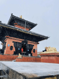 काठमाडाैँकाे चन्द्रागिरिमा हिउँ पर्याे, घुम्न पुगेकाहरू रमाउँदै