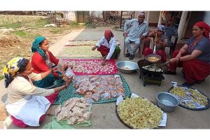 चिप्स उत्पादन गर्दै रामपुरका महिला