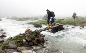 खोला तर्दै पर्यटक