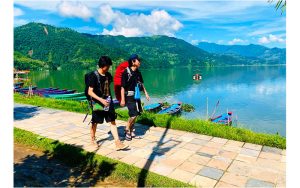 फेवा किनारमा पर्यटक