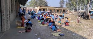 विद्यालयमा उचित व्यवस्थापन नहुँदा बालबालिका भुइँमा बसेर पढ्न बाध्य