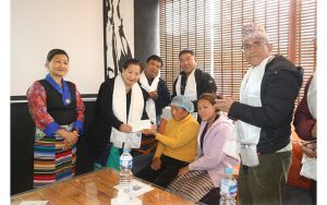 समाजसेवी शान्ति श्रेष्ठले गरिन संखुवासभामा बिरामीलाई सहयोग