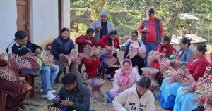 आफ्नै ठाउँमा व्यावसायिक बन्न मुढा बनाउने सीप सिक्दै दिक्तेलका महिला